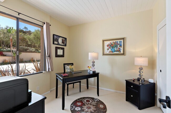 Building Photo - 525 Las Palmas Dr