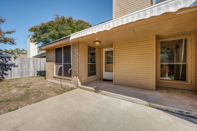 Covered patio in back - 613 Pace Dr