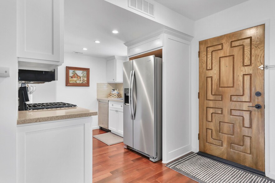 Building Photo - 2170 S Palm Canyon Dr
