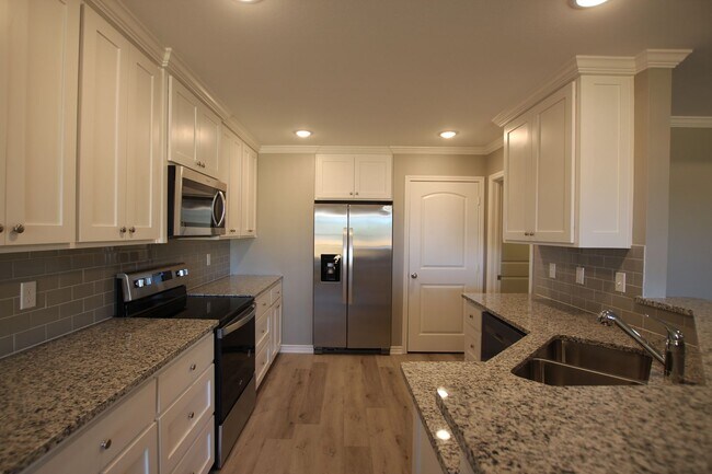 Building Photo - Beautiful 3 Bedroom 2 Bathroom Townhouse in South Tyler!