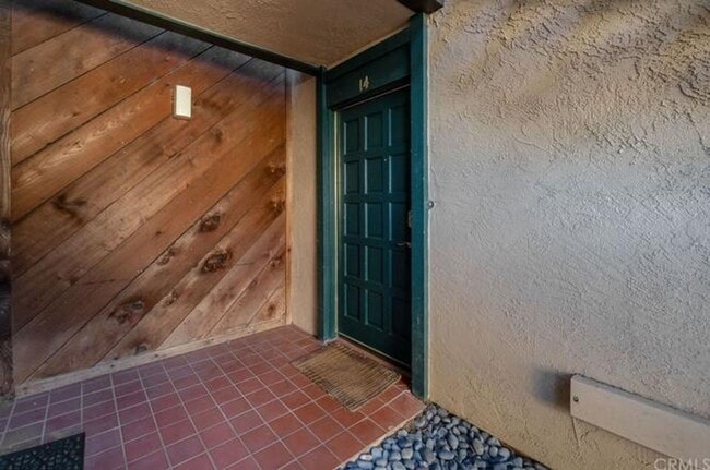 Building Photo - Beautiful Update 2 Bedroom 2 Bathroom Condo