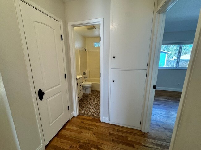 Building Photo - FOR RENT: UNFURNISHED: - Super Sweet Cottage style home in Midtown Bend.