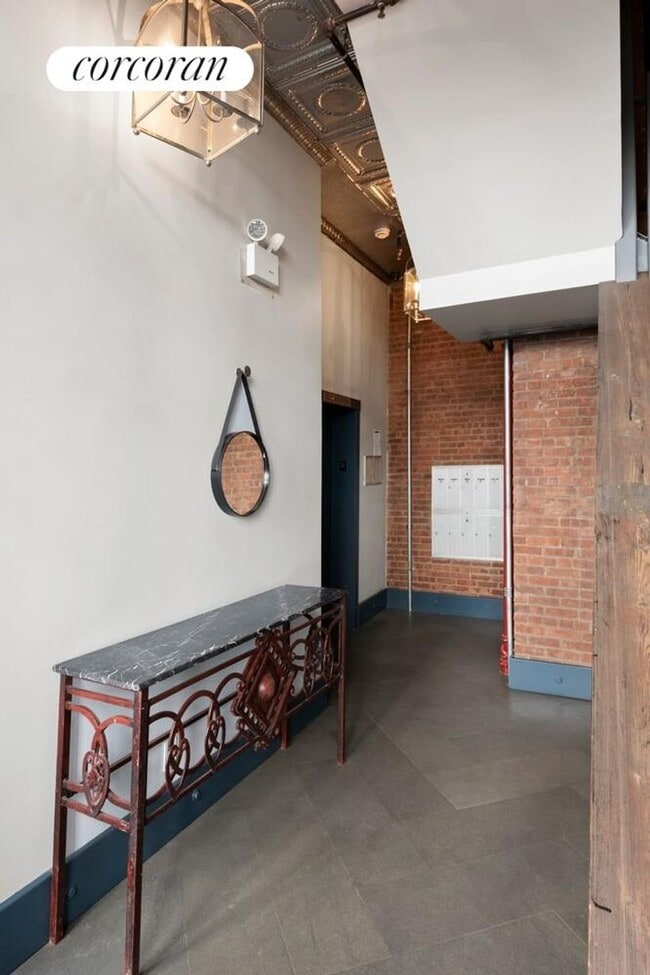 Building Photo - 131 Watts St