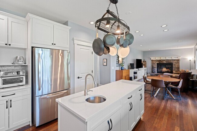 Building Photo - Custom Craftsman Estate on 1.5+ Sun-drenched Acres