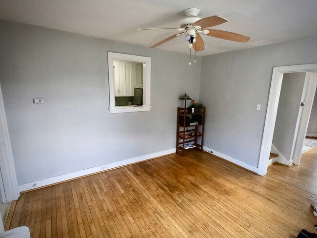 Building Photo - 8/1 Fantastic Location. Fenced Yard. 4 bed 2 bath. Porch. Hardwood. Close to CMU