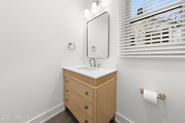 Building Photo - 427 Hoyt St