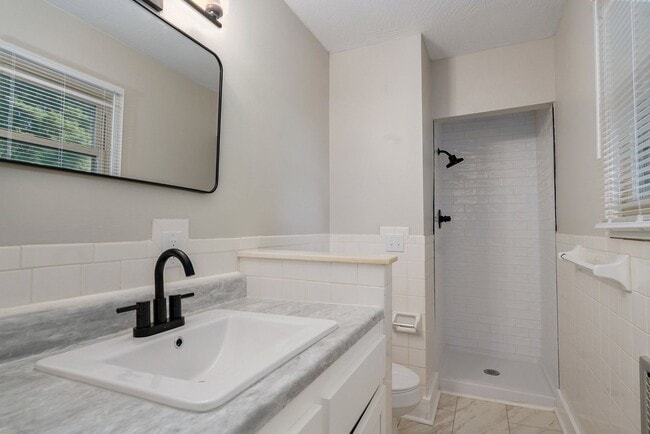 Building Photo - Charming 3 bedroom,  2 bathroom house for ...