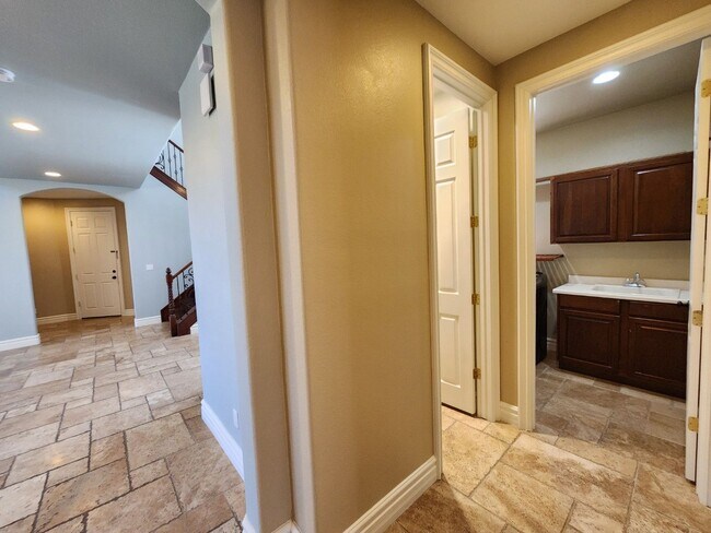 Building Photo - Beautifully Upgraded Southern Highlands Ga...