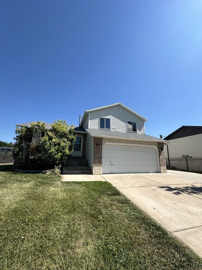 Building Photo - $1,800 Rent Credit! Spacious 5-Bed Clearfield Home with Garage & Fenced Yard