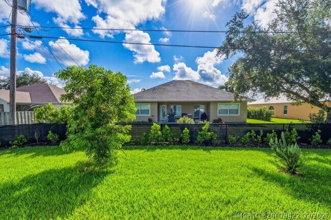 Building Photo - 226 SW Milburn Cir