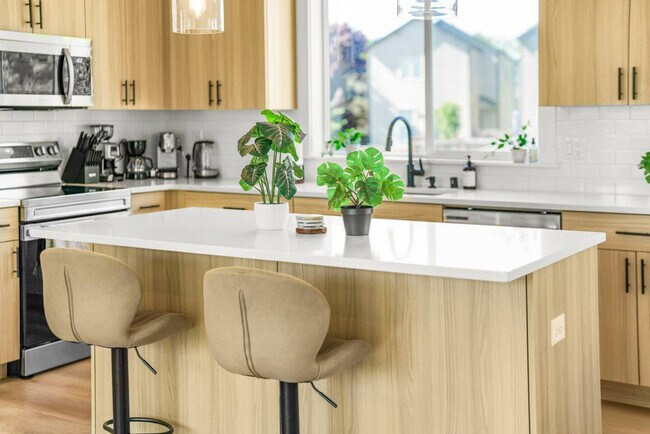 Building Photo - 3309 NE 42nd Pl