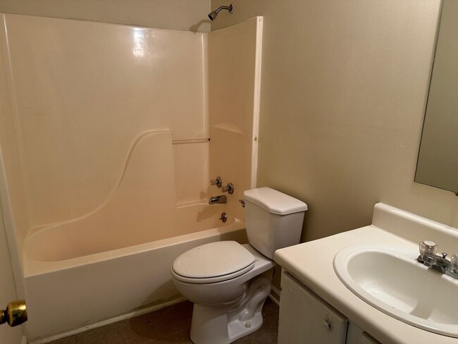 Building Photo - 465 Otis Dr