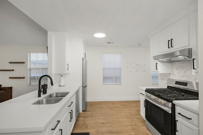 Building Photo - 402 Fenn St
