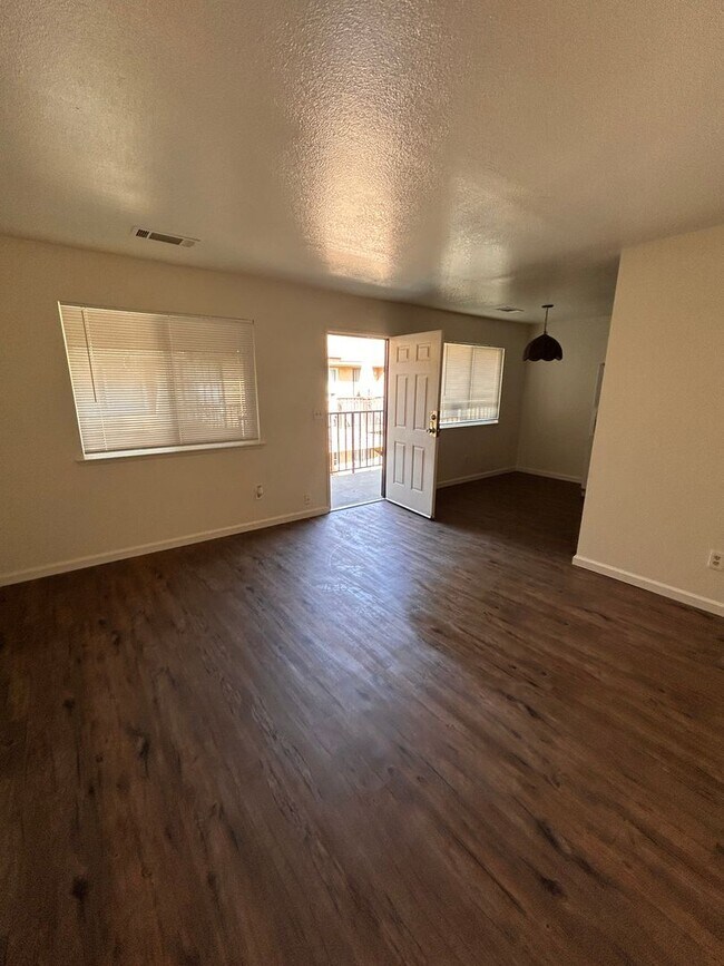 Building Photo - 3444