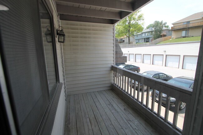 Building Photo - Large 2 bedroom 2 bathroom with balcony an...