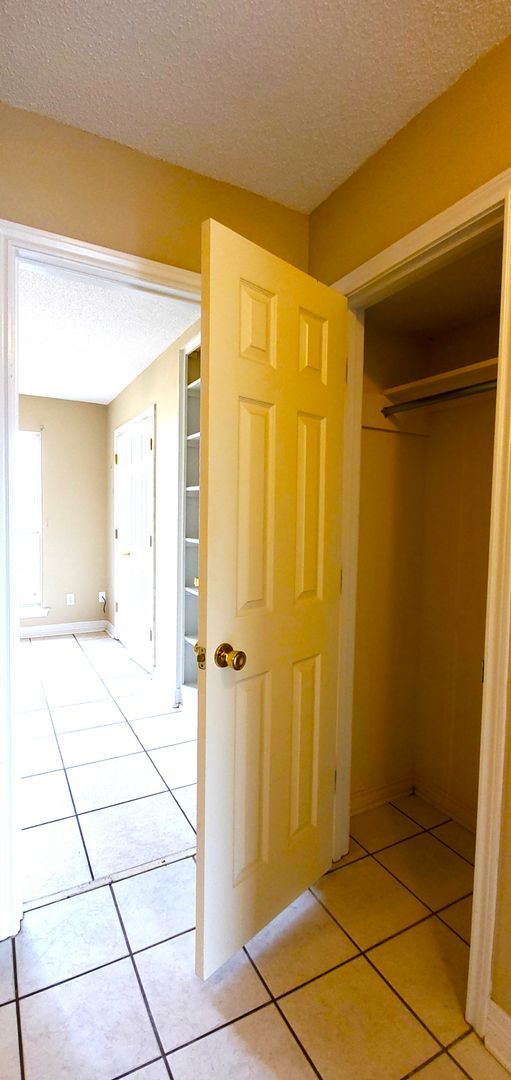 Building Photo - SUPER SPACIOUS 2 Bedroom, 2 Bathroom duple...