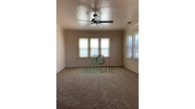 Building Photo - Charming 2 Bedroom Home Available Near Dow...