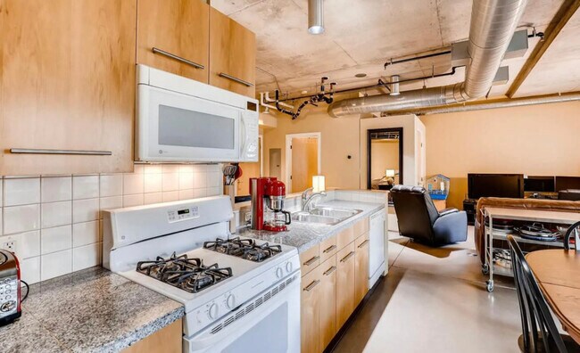 Building Photo - 1610 Little Raven St