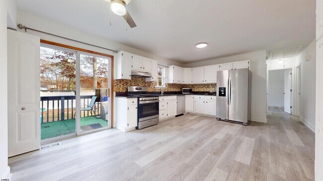 Building Photo - 450 Redwood Ave