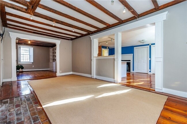 Building Photo - 19 King St