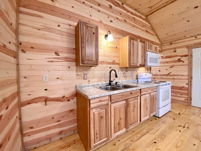 Building Photo - 624 Deer Creek Dr W