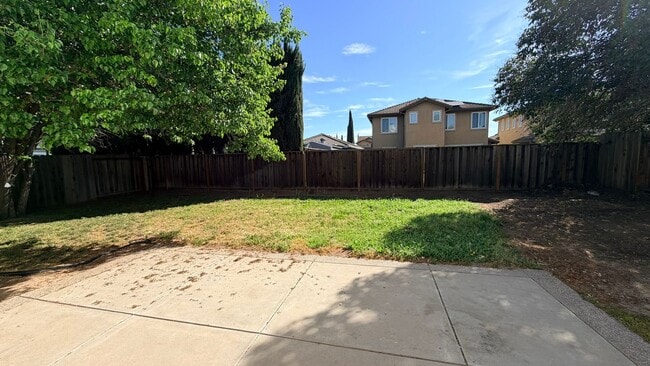 Building Photo - Oakley beautiful 3 bedroom 2 bath w/vaulted ceilings & much more