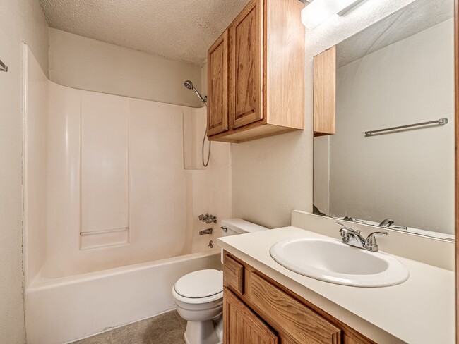 Building Photo - Charming 2 bed 2 bath duplex in Norman