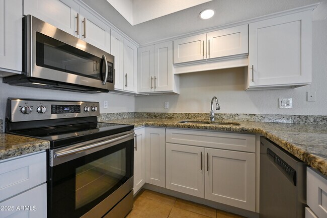 Building Photo - 6943 E Earll Dr