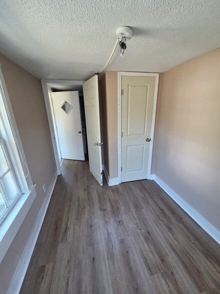 $400 Student room 3 - 545 Salley St