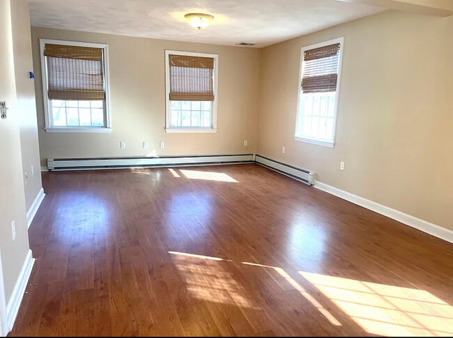 Living room dining room combo - 184 Prospect Hill Rd