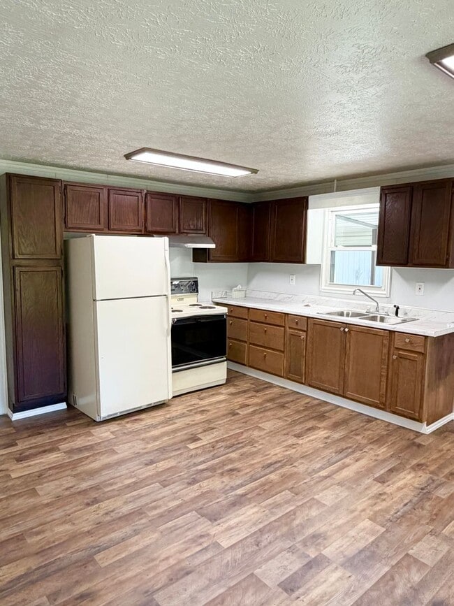 Building Photo - Adorable 2 bedroom farmhouse 10 minutes to Downtown Asheville
