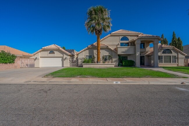 Building Photo - Spacious 6 Bedroom Home with a Balcony!