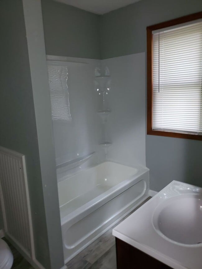 Building Photo - 1615 Rowland Ave NE