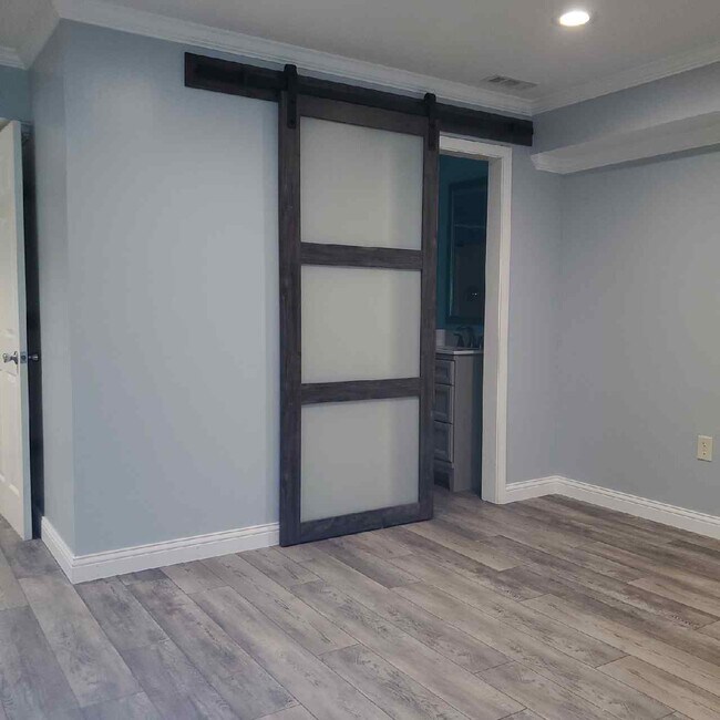 Building Photo - 449 Poplar St