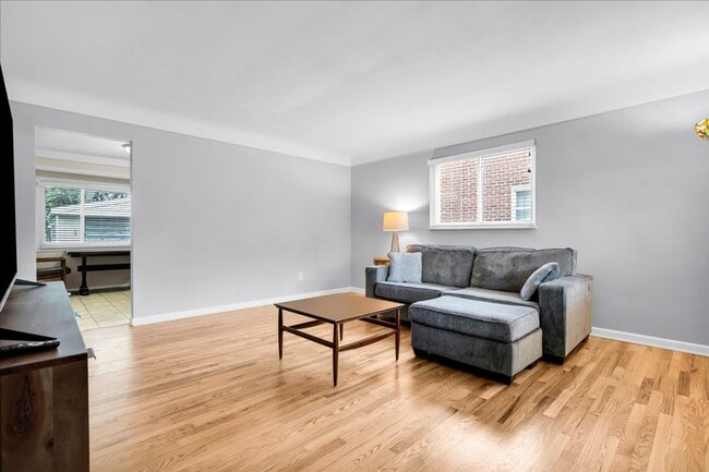 Building Photo - Charming Madison Heights Home with Garage and Fenced Yard