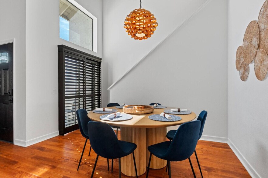 Building Photo - 526 Via De La Valle
