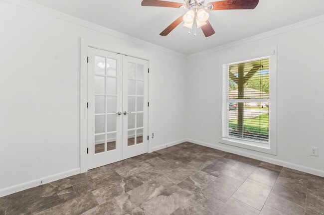 Building Photo - 3223 Kentwood Dr