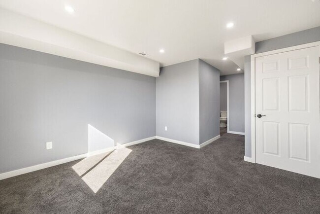 Building Photo - ***WINTER SPECIAL $2695.00 a Month *** 5 b...