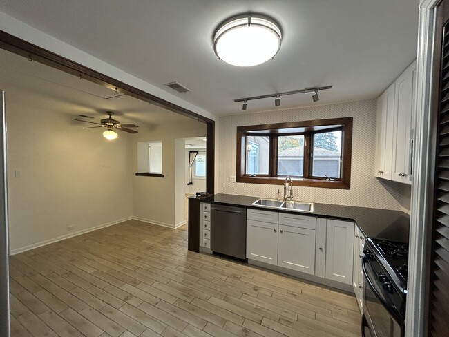 Building Photo - 946 E Grant Dr