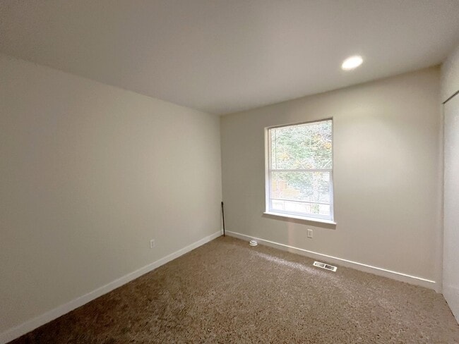 Building Photo - Spacious Four Bedroom Home with Bonus Room - Toledo St