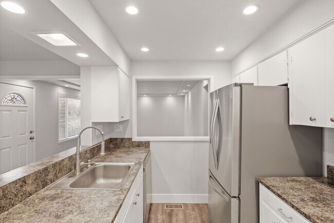 Building Photo - Lovely 3 Bedroom 1.5 bath Milwaukie Charmer.