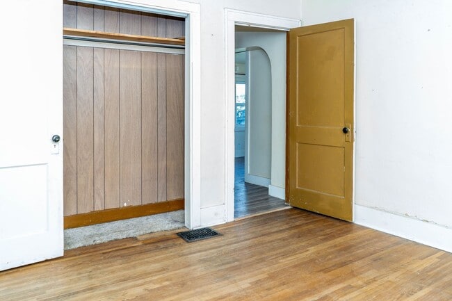 Building Photo - Spacious 2 bedroom 2 bath house