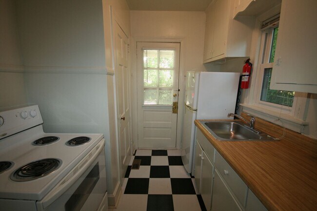 Building Photo - Adorable Duplex Near 9th St!