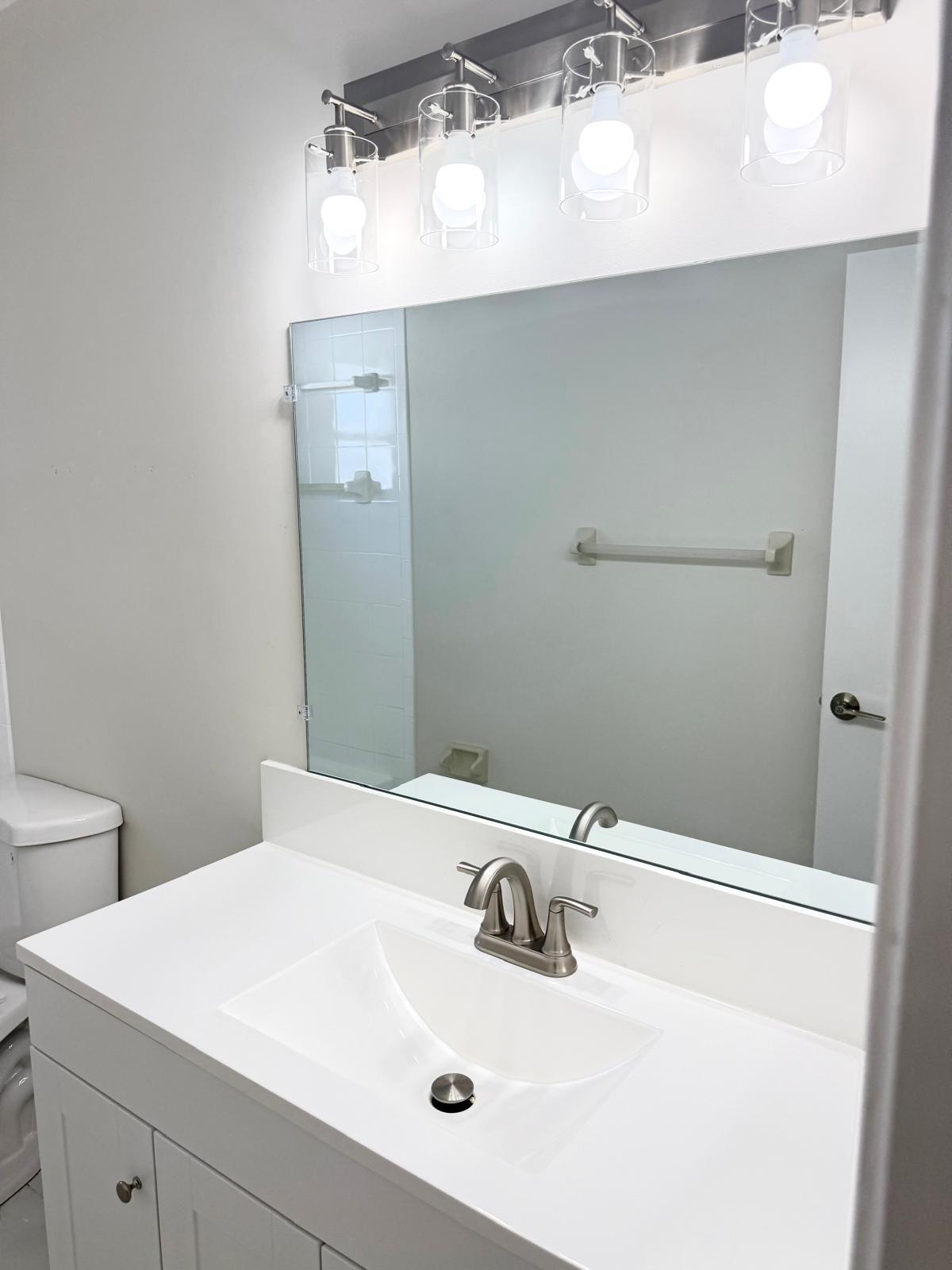 Building Photo - 699 NW Riverside Dr