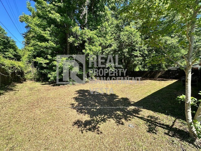 Building Photo - 4085 Southview Dr