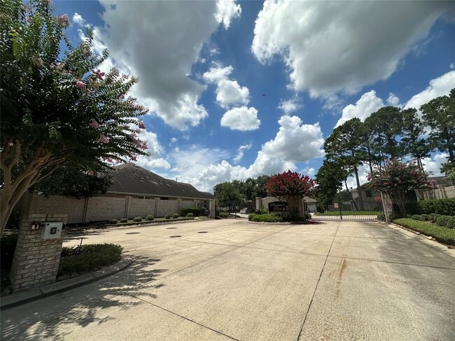 Building Photo - 2027 Marchwood Manor Dr