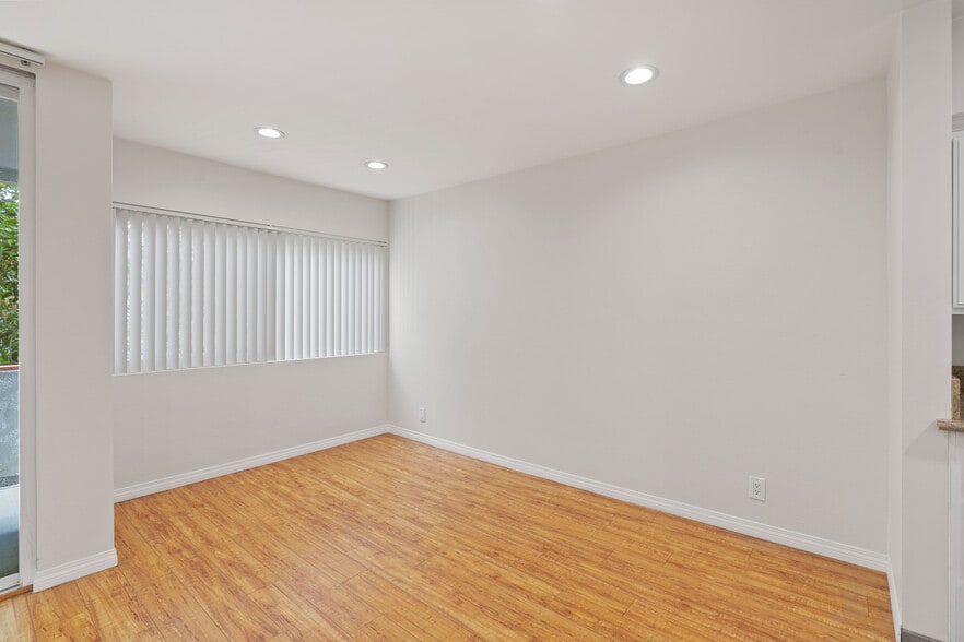 Building Photo - 4915 Tyrone Ave