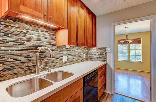 Building Photo - 7008 Grove Crest Dr