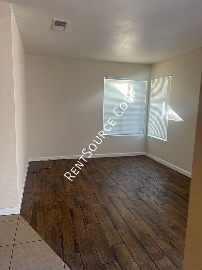 Building Photo - 504 W Ave J4