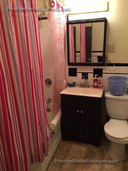 Building Photo - 1140 River St